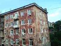 向かいのマンションが騒がしいと思って撮影していたら自然崩壊した。ロシア