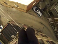 アクション映画のように屋根から屋根へと飛び移るスタントマン視点の映像