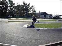 ラジコンに轢かれて転倒してしまう男性。つーかこのラジコンでかくね？ｗｗ