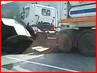 高速道路で大事故。さらに大型トレーラーが突っ込んできて人間がヤバイ。