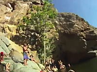 崖飛び込みに失敗して途中の岩肌に激突してしまう少年の映像。これは痛い