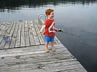 いとも簡単に魚を釣り上げる4歳児のビデオ。高価な道具なんて必要なかった