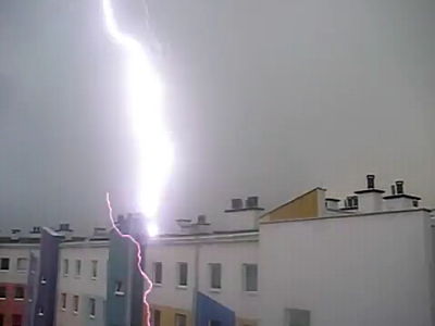 決定的瞬間。落雷が目の前のマンションを直撃するビリビリ動画。稲妻ビデオ