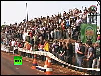 ブラジルで自動車レースを観戦する満席のスタンドが突然崩壊してしまう瞬間