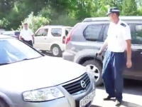 ロシアの警察はモチロンおそロシア。二重駐車の取り締まりですぐ撃つ警官ｗ