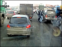 白昼の強盗。渋滞で停止していた車に3人組の強盗団が襲い掛かる映像