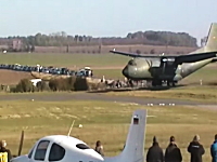 ドイツの古い軍用機が着陸でミスって観客がギリギリ危ないビデオ。C-160