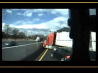 高速道路で大惨事　大型トレーラーが突っ込んでくる衝撃映像