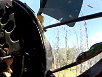 離陸直後の軽飛行機が森林に墜落してしまう瞬間のコクピット映像。2カメラ