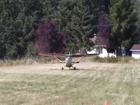 ギリギリ離陸。木をかすめて事故寸前のところで飛び立つ軽飛行機の映像