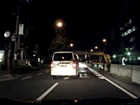 大阪生野区で撮影されたマーチの当て逃げ映像。当てたバックした逃げた！