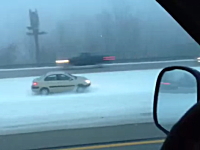大雪の高速道路で一人だけ無茶しているヤツがいた動画。お前はラリーかよ