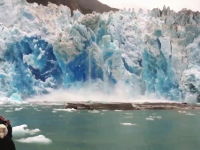 氷河崩壊ツアー。見学場所が近すぎて氷河の破片に襲われるフネフネ動画