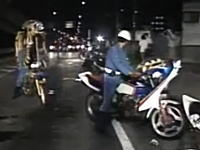押収した暴走族のバイクで署まで戻る警察官達が面白いｗｗｗ