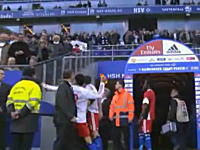 サッカー選手がファンの顔面にボトル投げ付ける映像がバッチリ撮影され出場停止