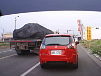 台湾で酷い運転の三菱コルトプラス。横転しかけるも横の車に助けられる。
