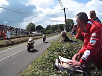 やっぱり公道でレースする奴らは狂っとる(@_@;)バイクで爆速㌧㌦動画。