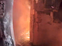 お仕事動画。燃え盛る民家に突入する消防士のヘルメットカメラの映像。