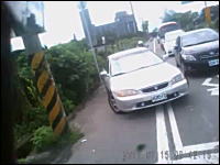 台湾ドラレコ。後ろから車に突っ込まれるバイク。しかし車は素無視で逃亡ｗ