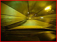 落下物の恐怖。狭いトンネルを走行中にスピンして激突する衝撃の車載映像