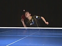 同じ打ち型で左右に変化する松平健太のしゃがみこみサーブ。世界卓球2012