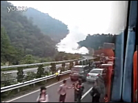 中国の高速道路で横転したタンクローリーが爆発。その瞬間の映像がヤバイ