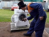 荒ぶる乾燥機2013年最新版。飛び出たドラムがどっか行くのがシュールｗｗ