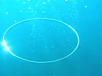 これは綺麗だな。水中で空気の輪っかを作ったったｗｗｗ動画。バブルリング