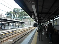 京急電鉄がやらかした動画。汐入駅のアナウンスがアニメでドン引き動画。