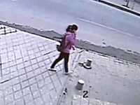 中国怖すぎ笑えない。歩道を歩いていた少女が地面に飲み込まれて消える
