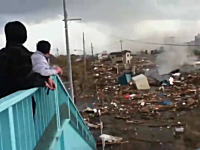 歩道橋の上に避難して津波から逃れた人たちのビデオ。途方にくれる人たち。