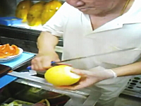驚くべきナイフさばき。シンガポールの果物屋さんが凄い動画。ナイフでけえ