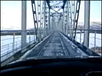 ロシアには鉄道橋の線路の上を走れる道路がある。電車と車が橋を共有。