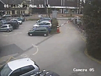 これは酷いｗｗｗ駐車場のゲートが余りにも酷いｗｗｗという監視カメラの映像