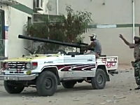 こりゃカダフィも逃げ出すわ。リビア反乱軍の攻撃がハンパなかった動画