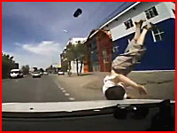 道路に飛び出してきた少年をはねてしまった車のドライブレコーダー映像。