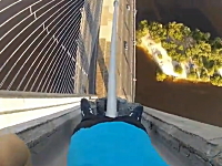 大きな吊り橋のケーブルを素手で登る少年のビデオに僕のチン玉が縮んだ。