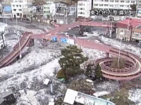 東日本大震災で岩手県の国道の監視カメラが撮影した津波の恐ろしい映像。