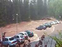豪クイーンズランド大洪水。目の前の川が次第に氾濫していく様子。車が・・・。