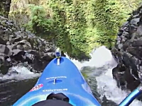 垂直落下！二人乗りのカヤックで大きな滝に挑むビデオ。ヘルメットカメラ