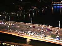 なにこれワロタｗｗｗ暴走族の集団と警察の集団が橋の上で鉢合わせｗｗｗ