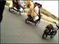 パキスタンのバイクの曲乗りは次元が違った動画。もう乗ってすらいないｗｗ