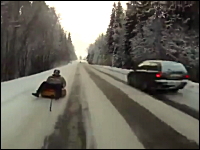 無茶する外人。雪道をタイヤチューブで爆走。対向車おるしめちゃくちゃ速いｗ