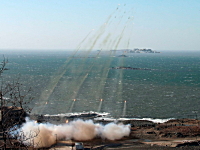 北朝鮮軍、白リョン島を狙って多連装ロケット砲を連射。動画なかなか強そう
