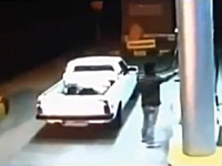 ガソリンスタンドで給油中の車が突然爆発して運転手が危機一髪な監視カメラ