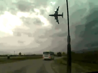 アフガンで民間のボーイング747が墜落する瞬間の凄い映像がアップされる。
