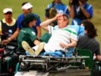 プロゴルファーのドライバーショットが観客の頭部を直撃。ぶっ倒れて運ばれる