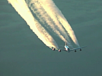 上空でエアバスA380とすれ違う瞬間をボーイング747のコクピットから撮影。