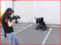 防弾ベビーカーに赤ちゃんを入れてマシンガンで銃撃する衝撃映像