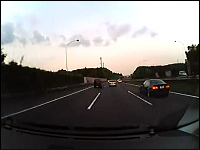 日本の高速道路でアクセルが戻らなくなった車が危機一髪！な車載映像。
